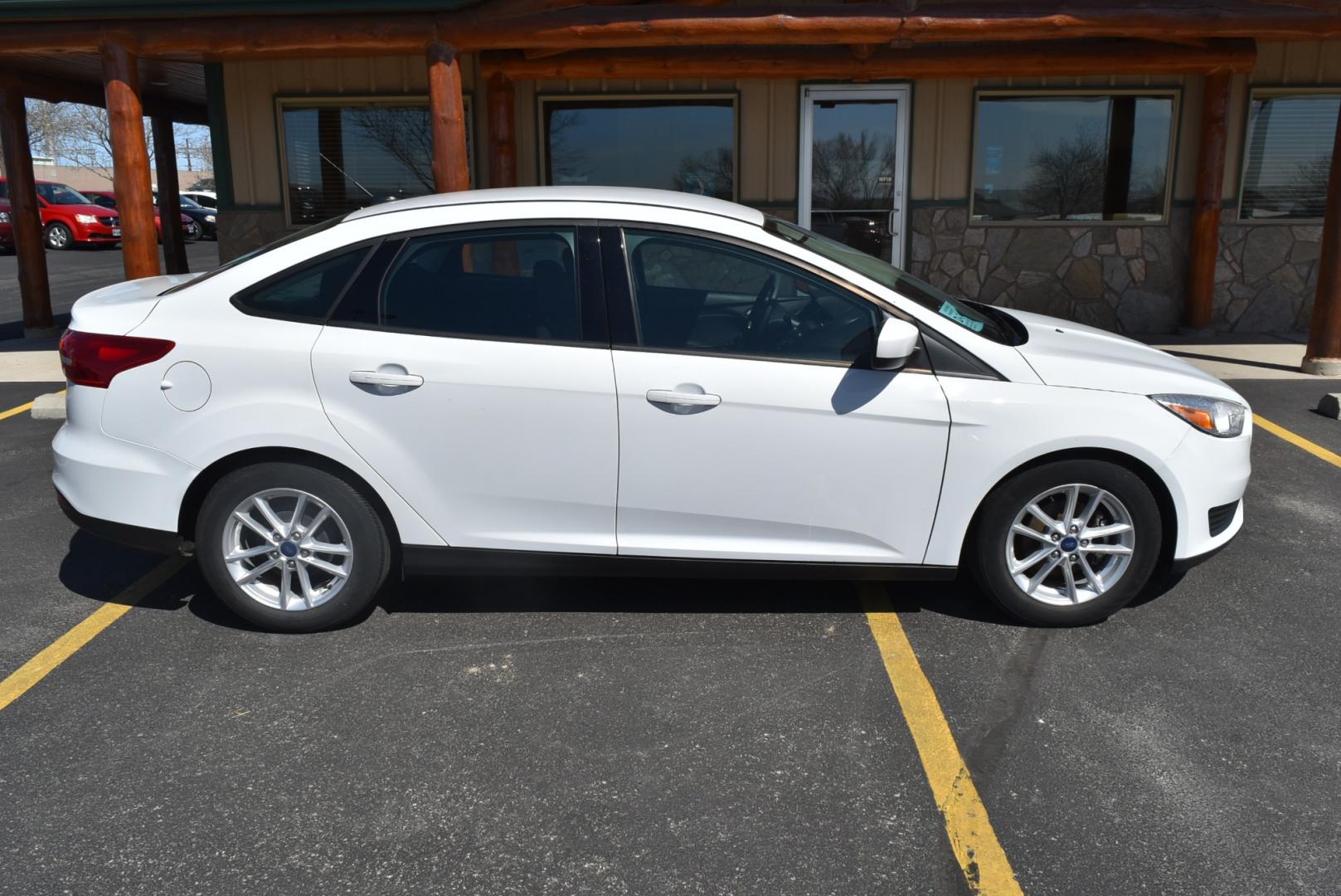 2018 White /Black Ford Focus SE (1FADP3F22JL) with an 2.0L I-4 GDI TI-VCT engine, 6-Speed Powershift Automatic transmission, located at 1600 E Hwy 44, Rapid City, SD, 57703, (605) 716-7878, 44.070232, -103.171410 - Photo#7